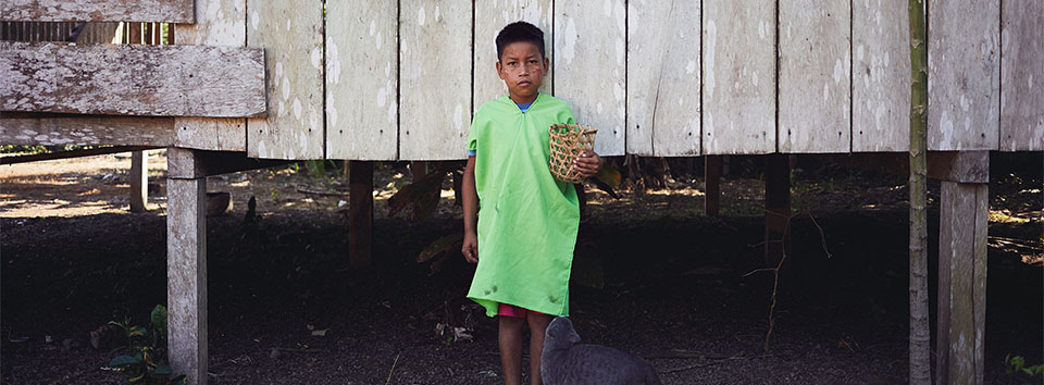 Kind im Amazonas-Regenwald Ecuador