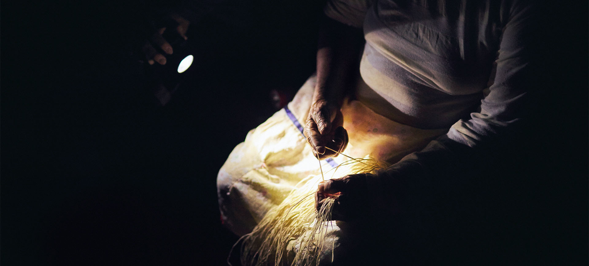 Frau bei der Handarbeit im Amazonas-Regenwald Ecuador