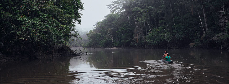 Ur-Einwohner des Amazonas-Regenwalds Ecuador auf dem Fluss