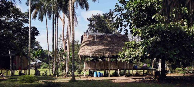 Wasserstation und Unterkunft im Amazonas-Regenwald Ecuador