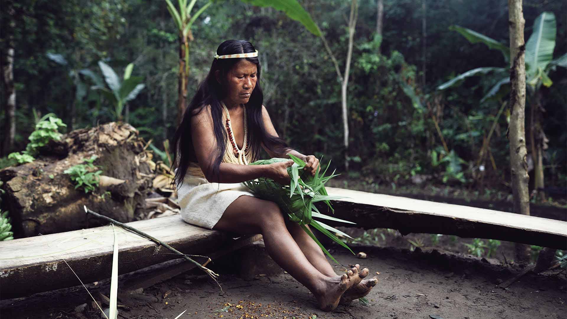Ureinwohner bei traditioneller Handarbeit Amazonas-Regenwald Ecuador