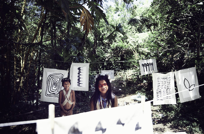 Kinder des Amazonas-Regenwalds Ecuador beim ArtHelps Workshop
