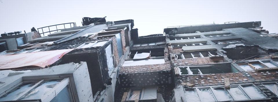 Vom Krieg zerstörte Gebäude in Bucha (Ukraine).