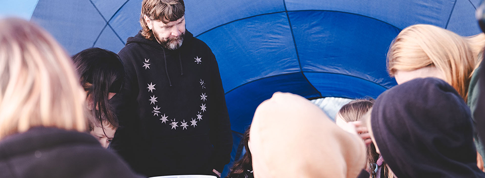 Rea Garvey im mobilen UNHIDE Pop Hub der Stiftung Saving an Angel in der Ukraine, Oktober 2024