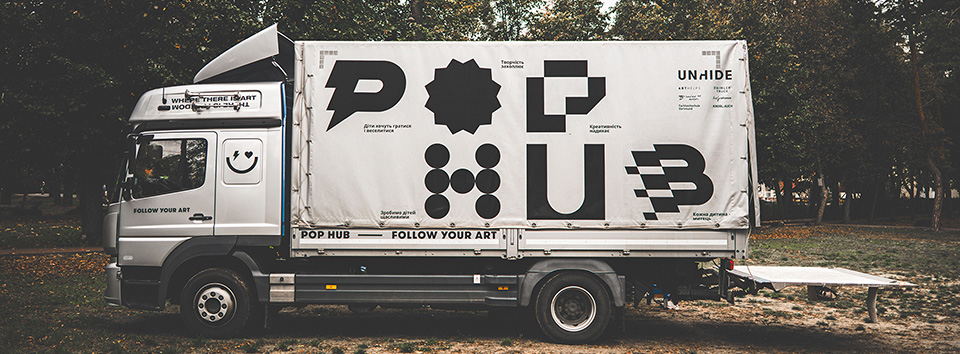 LKW des mobilen UNHIDE Pop Hub „Whale“ der Stiftung Saving an Angel in der Ukraine – Oktober 2024