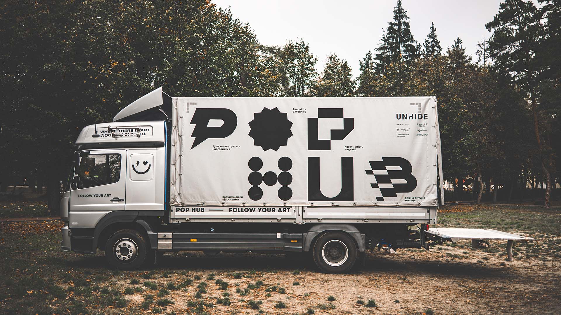 LKW des mobilen UNHIDE Pop Hub „Whale“ der Stiftung Saving an Angel in der Ukraine – Oktober 2024