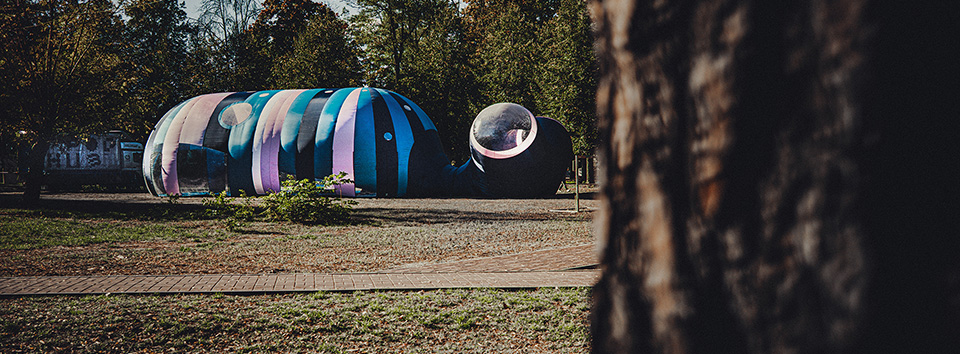 Mobiler UNHIDE Pop Hub in Walform der Stiftung Saving an Angel in der Ukraine – Oktober 2024