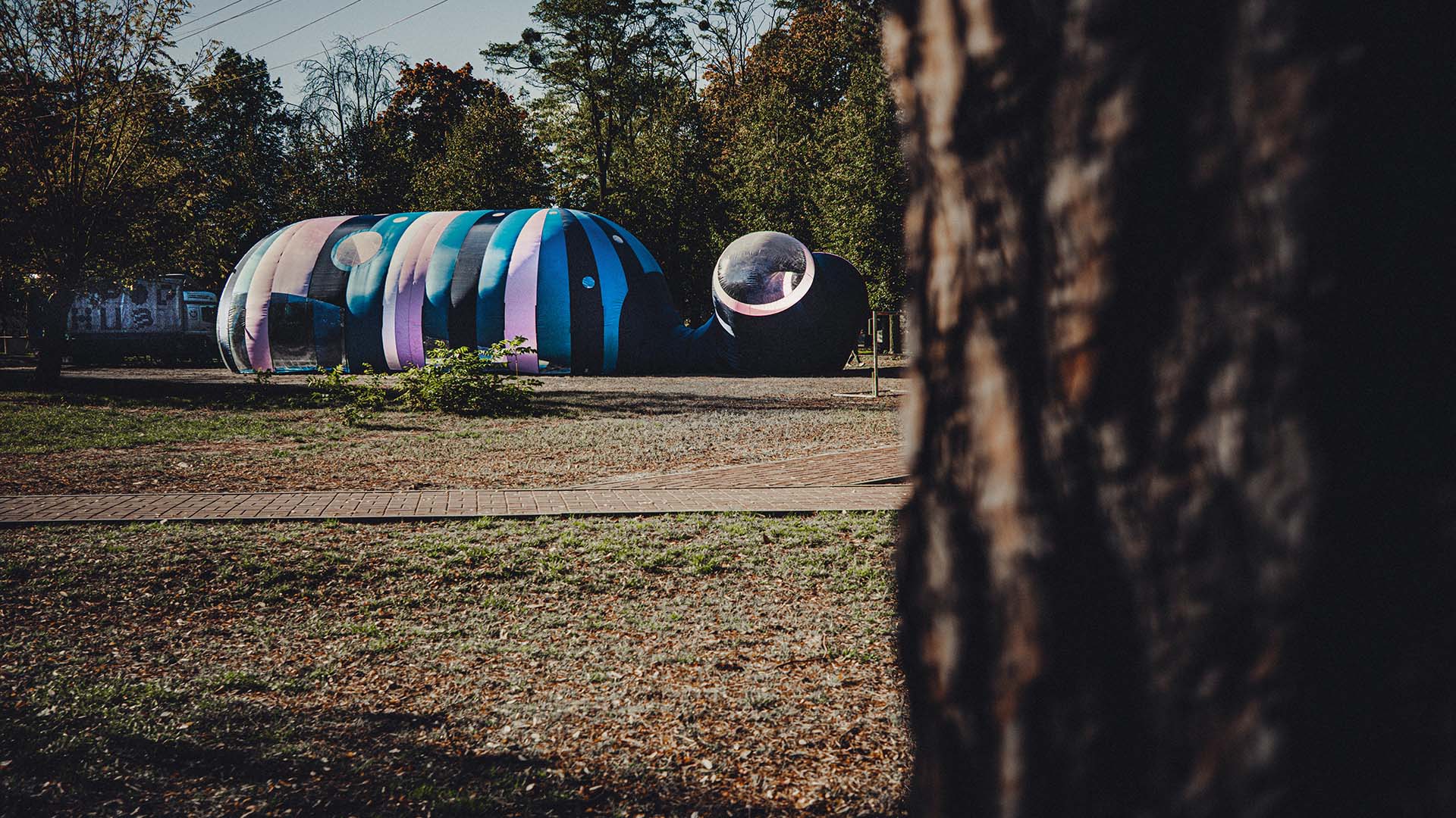 Mobiler UNHIDE Pop Hub in Walform der Stiftung Saving an Angel in der Ukraine – Oktober 2024