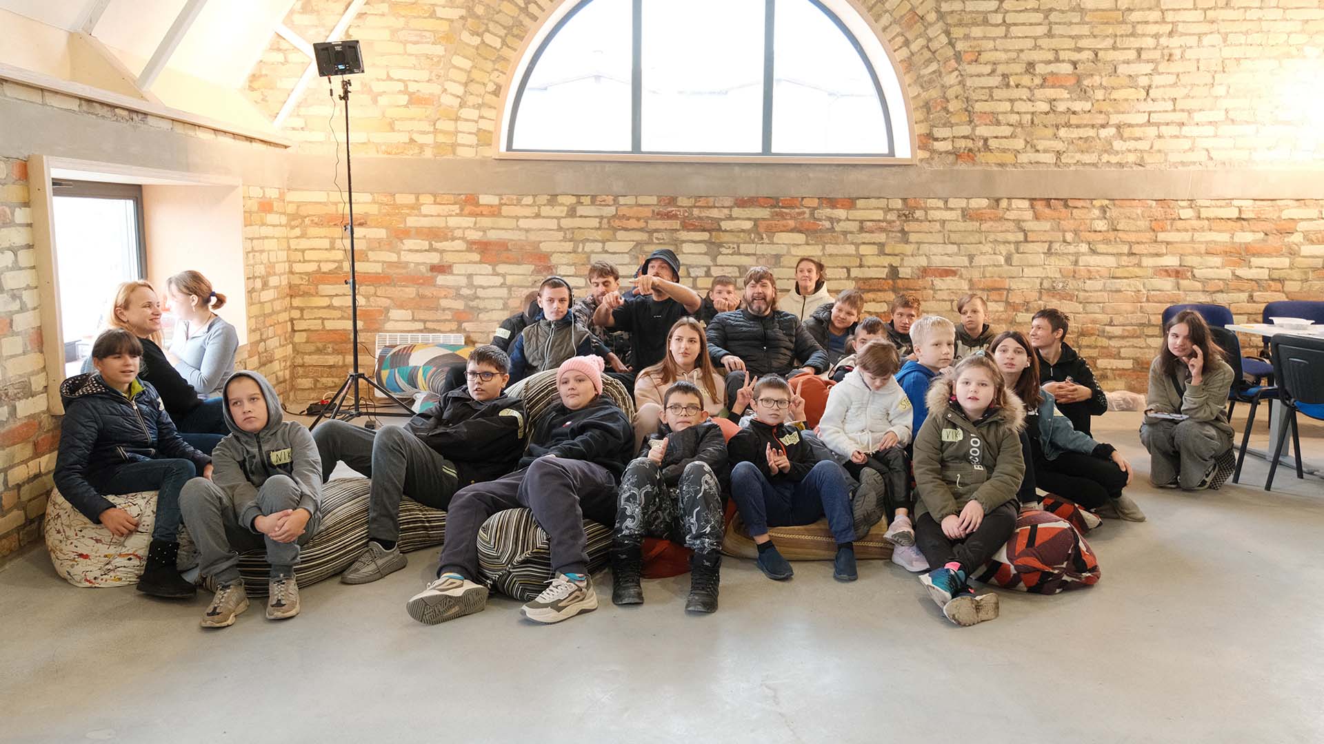 Rea Garvey beim Kreativ-Workshop mit ukrainischen Kindern im UNHIDE Hub Kiew, Oktober 2024.