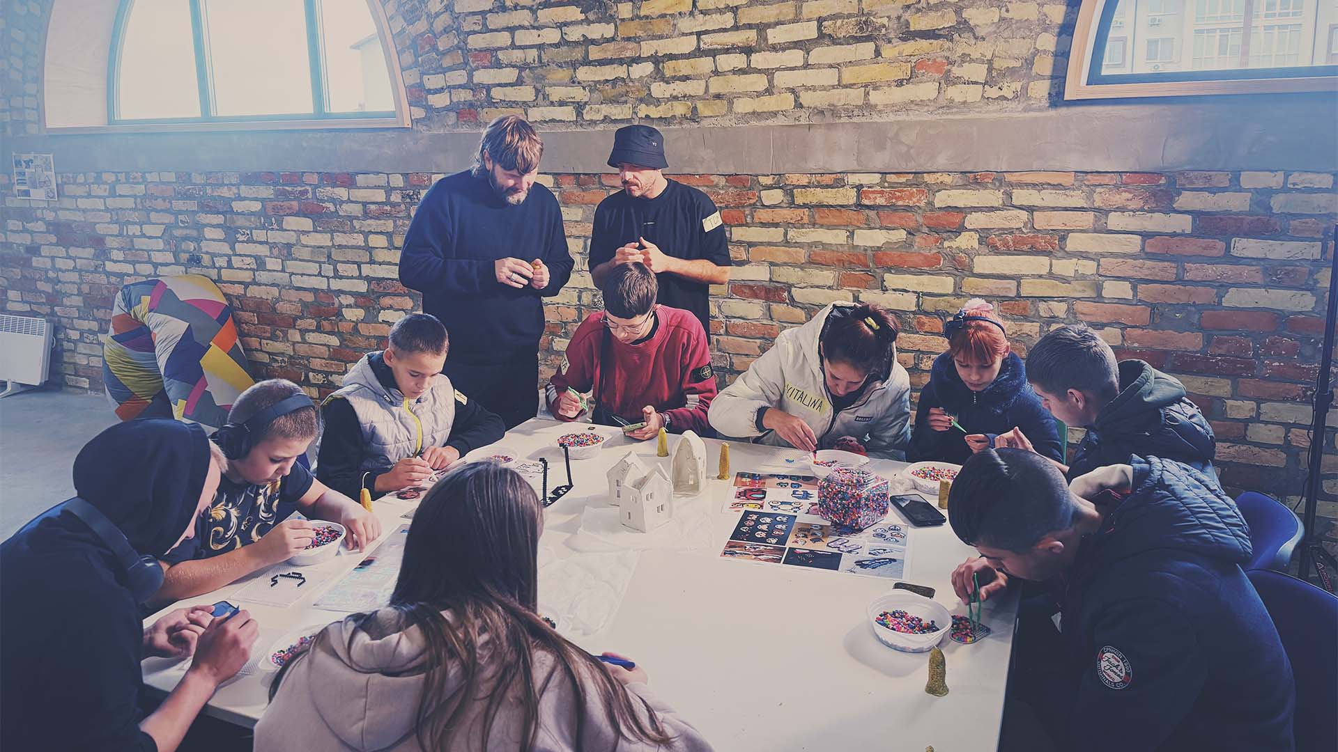 Rea Garvey beim Kreativ-Workshop mit ukrainischen Kindern im UNHIDE Hub Kiew, Oktober 2024.