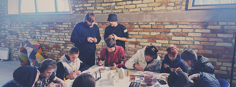 Rea Garvey im Workshop mit Kindern im UNHIDE Hub Kiew.