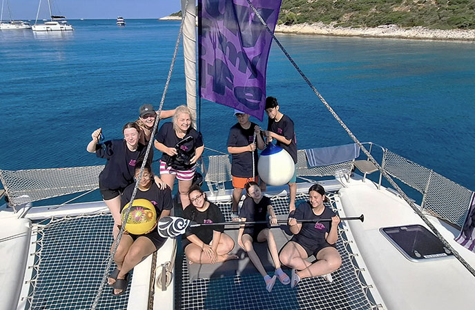 Kinder auf einem Segelboot erleben Gemeinschaft, Erholung und neue Stärke – Projekt Sail for Kids